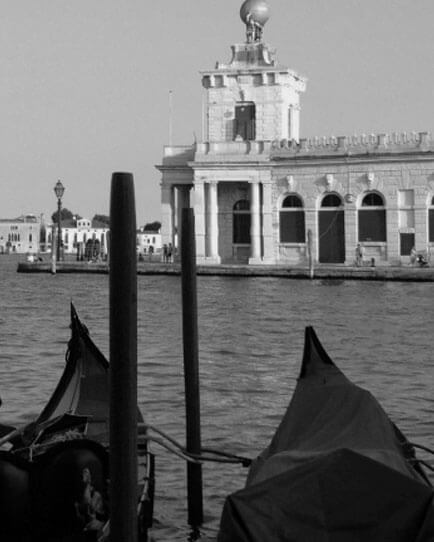 Während der Kunstbiennale ist in vielen Gebäuden der Stadt Venedig herausragende Kunst zu sehen, ein weiterer Grund in die Lagunenstadt zu reisen..