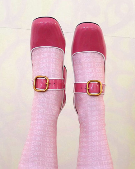 Socken halten auf Reisen warm und können als stilsicher gewähltes Accessoire für Herren und Damen auch ein Fashion Statement sein. GloriousMe gibt Tipps, wie man Socken und Schuhe am besten kombiniert.