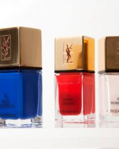 Abseits vom Geschäftsleben bringt ein blauer Nagellack, insbesondere zu neutralen Outfits, eine willkommene Abwechslung.